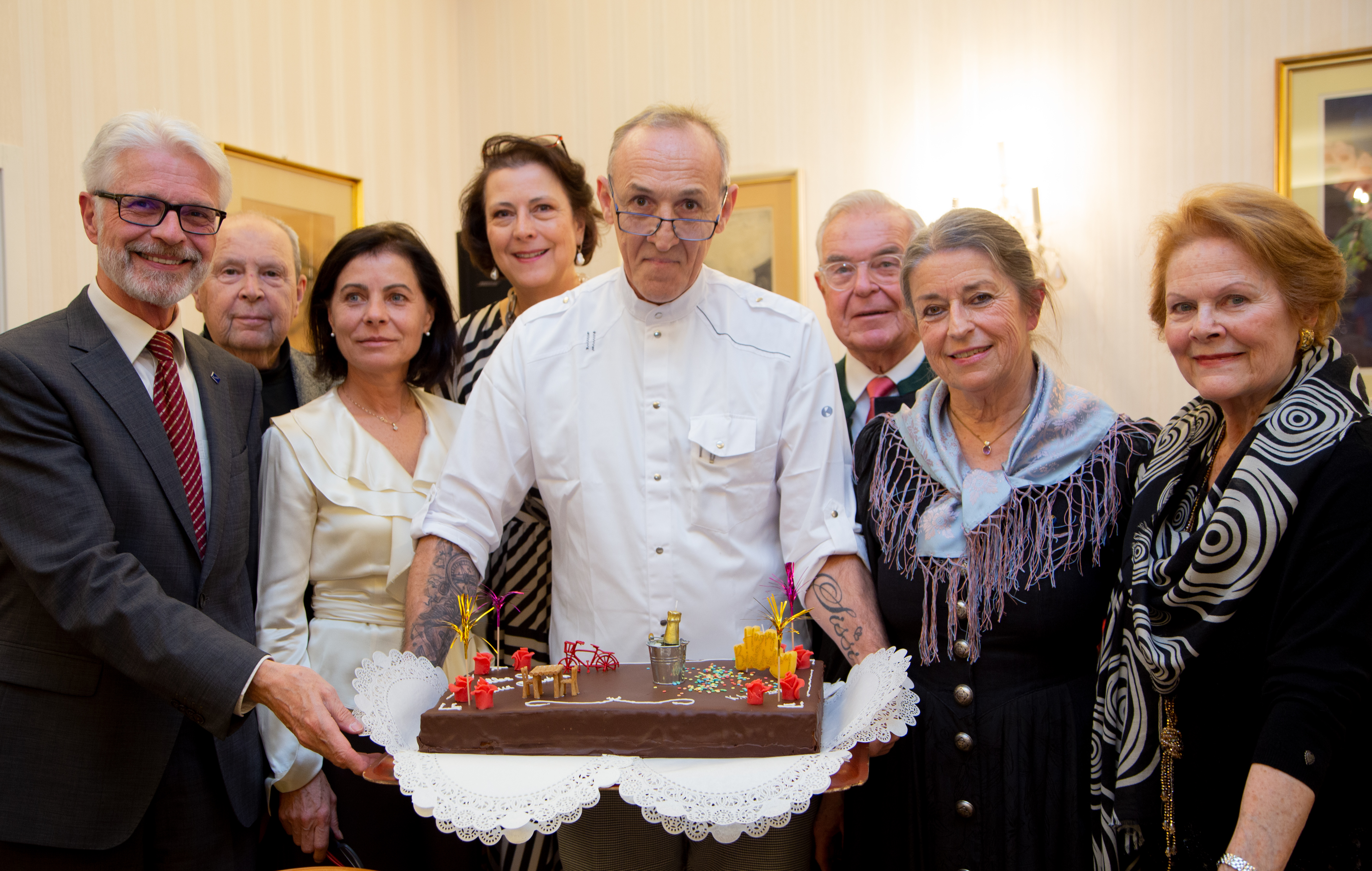 StR Ernst Schebesta, Generalsekretär August Breininger, Margit
                Rosenstatter, Brigitta Hartl-Wagner, Küchenchef Walter Springer,
                Rechnungsprüfer Hans Turek, Anneliese Fritthum sowie Gabriele Jacoby
                (Präsidentin Künstler helfen Künstlern)